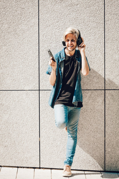 戴着耳机听音乐的嬉皮士图片下载