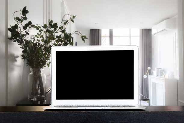 黑色的深色木质工作台和带拷贝空间的笔记本电脑。图片下载