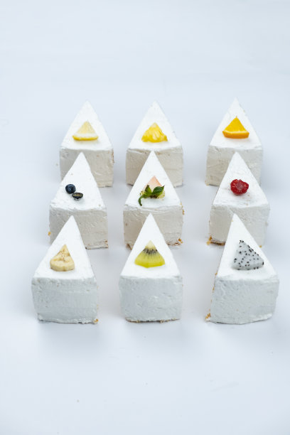 美味的奶油白色蛋糕，白色背景上有水果。图片下载