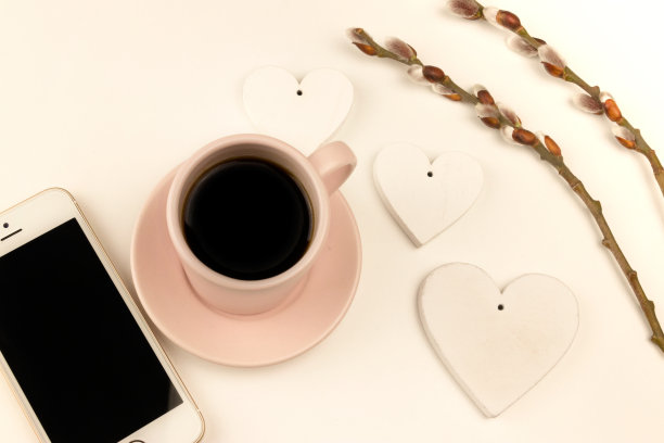 白色背景上的春日咖啡墙纸图片下载