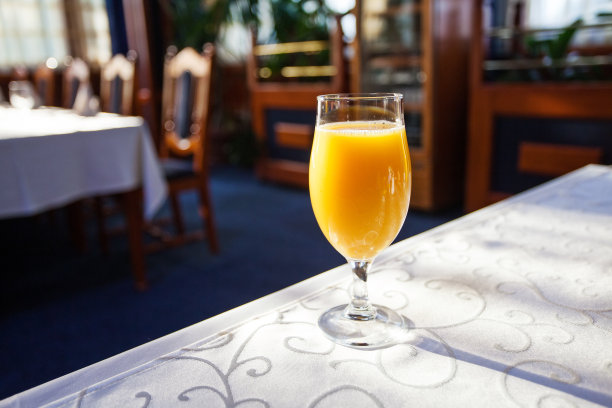 餐厅桌子上的一杯橙汁图片下载
