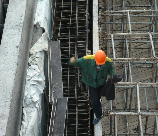 工人们在窗台图片下载