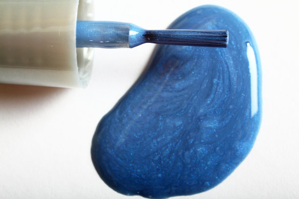 蓝色指甲油的特写图片下载