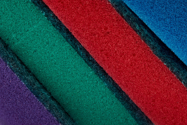 多色海绵洗碗在一个明亮的背景特写图片下载