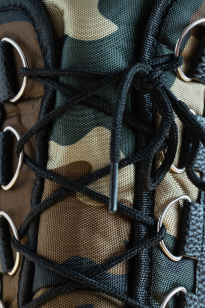 背景系带鞋特写。男人的迷彩鞋图片下载