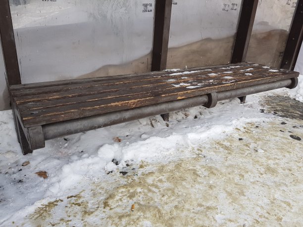 冬天在公共汽车站的破旧的长凳图片下载