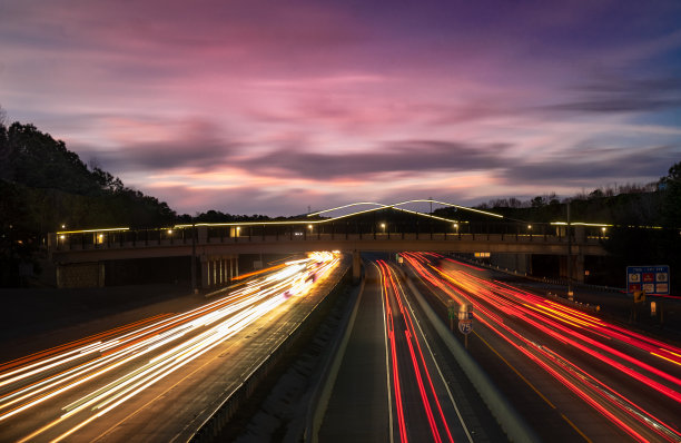 汽车在桥下行驶图片下载