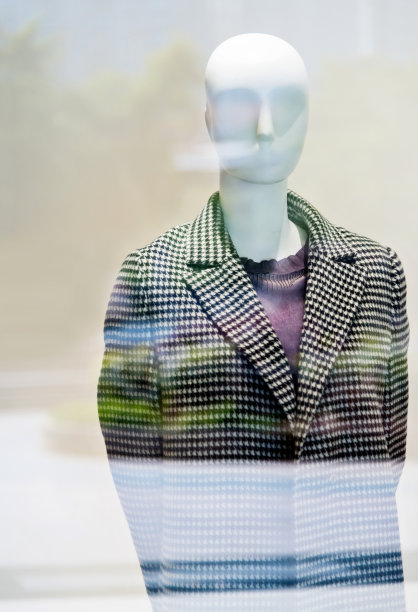 服装店橱窗里的人体模型图片下载