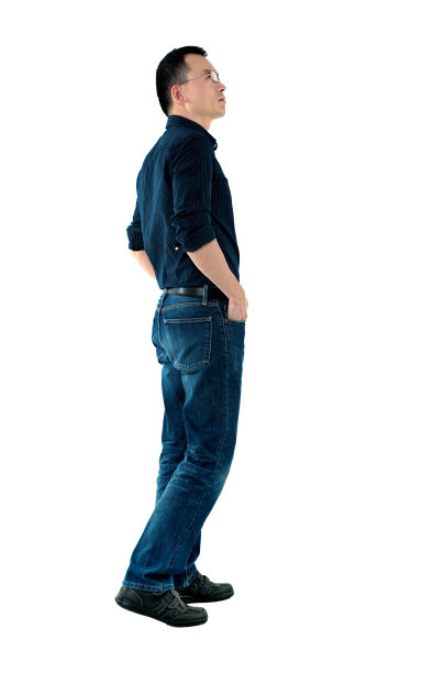 手插在口袋里站着的男人图片下载