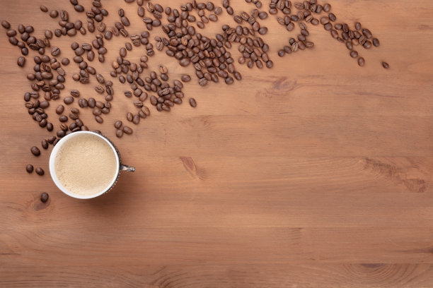 上面的照片是一杯咖啡和咖啡豆，一个地方的文字，一个抽象的咖啡背景图片下载