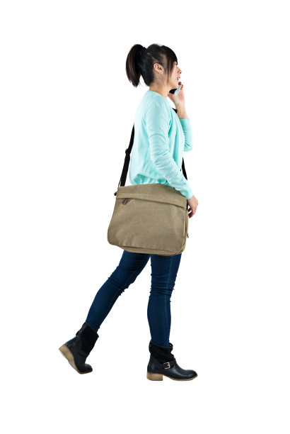 一名女子在白色背景下使用手机图片下载