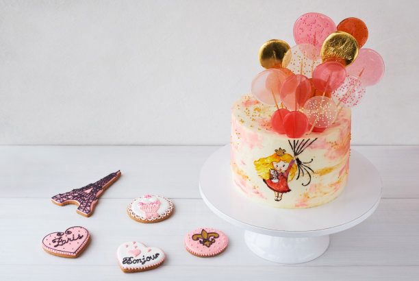 蛋糕上有一个小女孩在白色背景的糖果形状的气球上飞行。图片下载