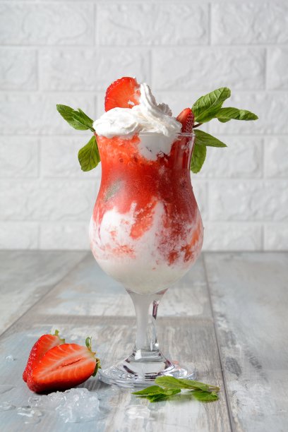 玻璃杯装草莓冰淇淋图片下载