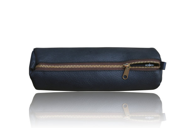 铅笔袋孤立在白色背景上。这有裁剪路径图片下载