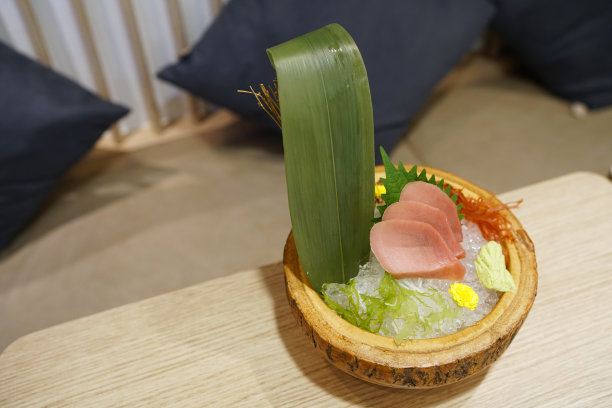 本uro chutoro生鱼片配芥末和海草冰镇。图片下载