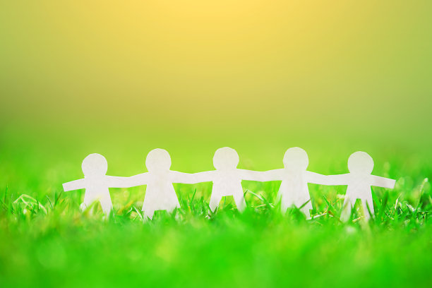 人的形状剪纸与手或握手在国家友谊日的概念图片下载