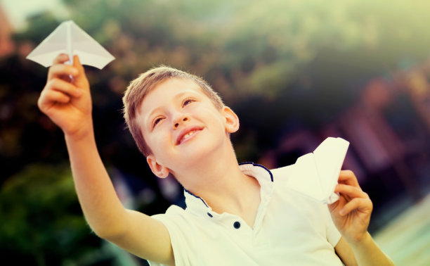 男孩在玩纸飞机图片下载