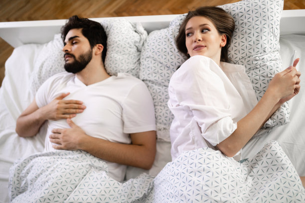 一个年轻女人在男朋友睡着的时候给某人发短信图片下载