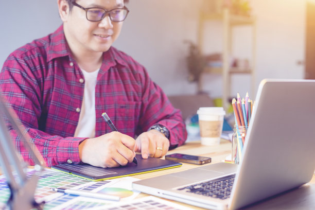 图形设计师工作与交互式笔显示，数字绘图板和笔在电脑上，艺术家创意设计插画，图形板做他的工作在书桌上。,复古的颜色图片下载