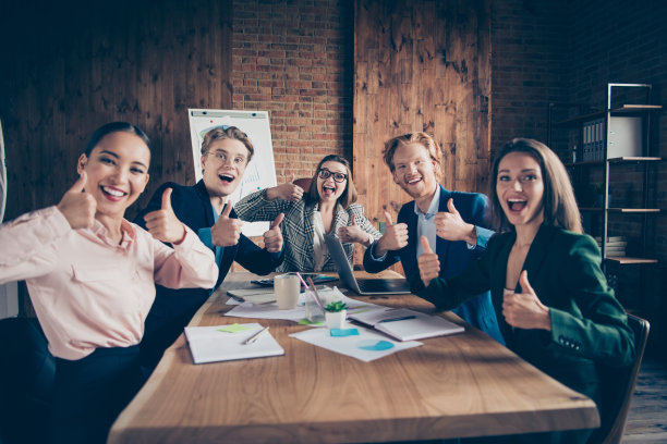 近距离的照片，高兴的她，她，他，他，他所有的穿着正式，穿夹克和衬衫，像好的象征握手微笑接受员工团队坐在办公室面试酷好工作邀请图片下载