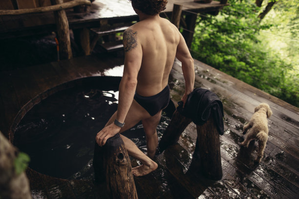 查看照片。男人要跳进这个木制浴缸里图片下载