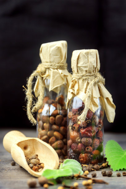 干山楂果实在黑色的背景。前视图图片下载