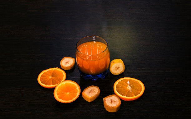 一杯果汁和切片水果。图片下载