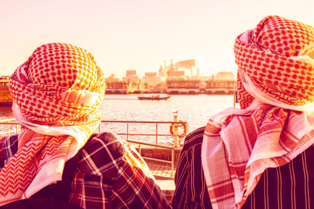 戴着阿拉伯头巾的朋友参观迪拜河图片下载