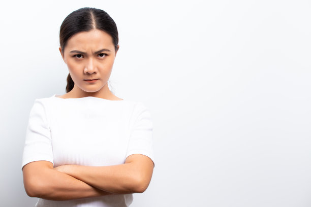 愤怒的女人孤立地站在白色的背景上图片下载