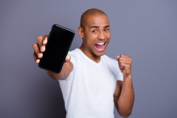 特写照片，健康的深色皮肤，他，他，他，他的大男子主义的光头拳头，新的电话版本，销售，折扣，低价，买，买，促销，穿着白色t恤，套装，衣服，孤立的灰色背景图片下载