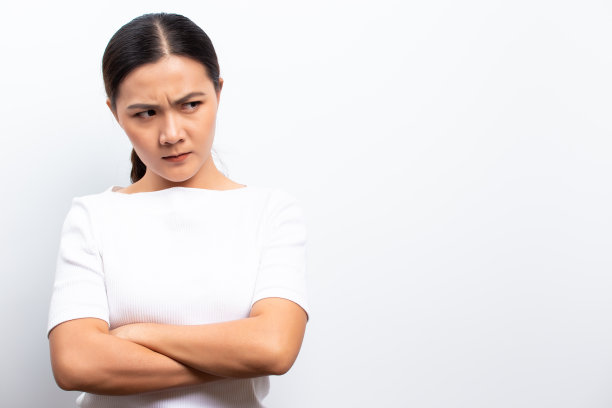 愤怒的女人孤立地站在白色的背景上图片下载