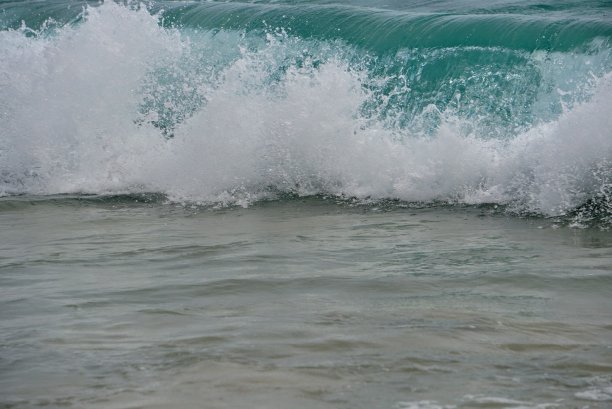 梦想假期——大浪冲击着美丽的白色沙滩图片下载