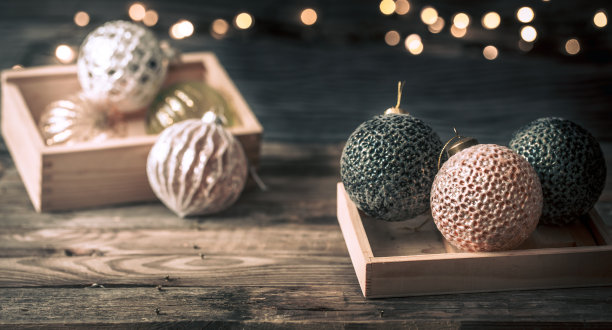 圣诞节或新年背景，古董玩具挂在圣诞树上图片下载