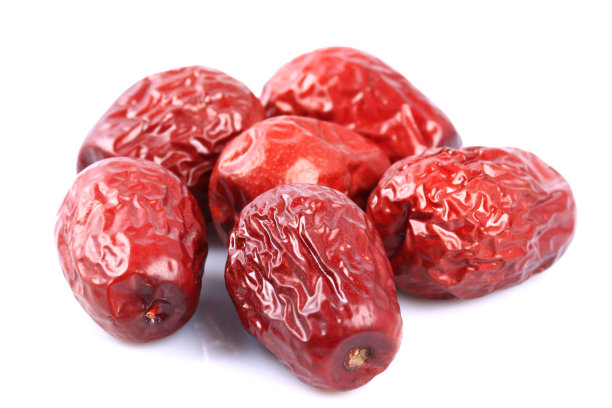 白色背景上孤立的干红枣图片下载