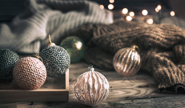 圣诞节或新年背景，古董玩具挂在圣诞树上图片下载