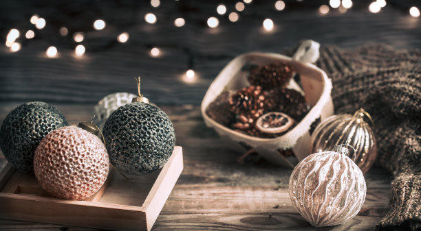 圣诞节或新年背景，古董玩具挂在圣诞树上图片下载