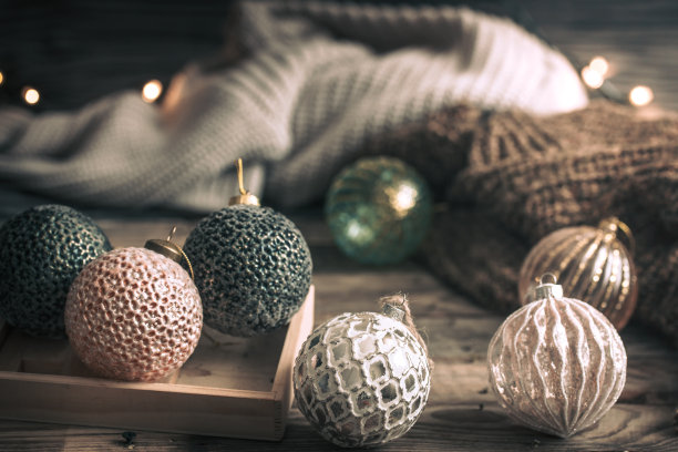 圣诞节或新年背景，古董玩具挂在圣诞树上图片下载