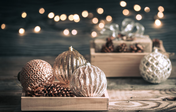 圣诞节或新年背景，古董玩具挂在圣诞树上图片下载