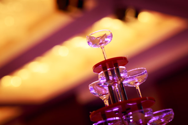 婚礼桌上的香槟酒杯呈金字塔状图片下载