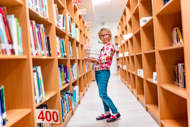 小女孩在图书馆图片下载