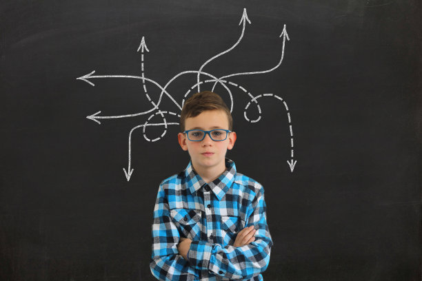 小男孩思考黑板上企业战略决策的点子图片下载