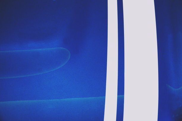 抽象表面的蓝色汽车金属罩与白色条纹图片下载