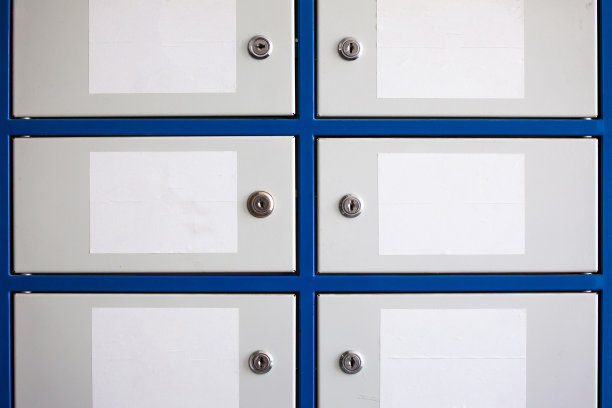 金属柜中的白色盒子图片下载