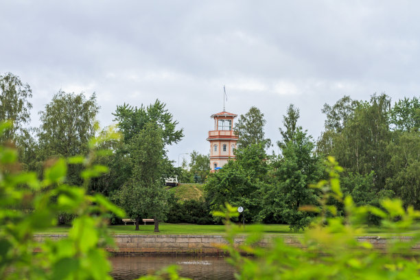城市运河附近的瞭望塔图片下载