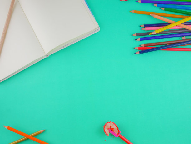 包含彩色铅笔和带复制空间的笔记本的文具俯视图扁平素材图片下载