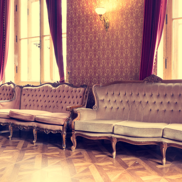 复古沙发在一个美丽的室内广场，格式，色调。图片下载