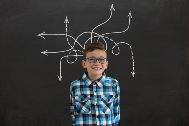 小男孩思考黑板上企业战略决策的点子图片下载