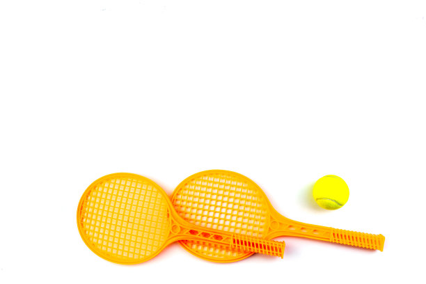 网球拍和球，孤立在白色。顶部视图与复制空间。图片下载