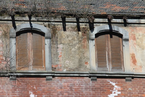 意大利的老房子，百叶窗紧闭图片下载