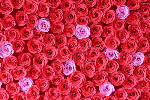 小玫瑰手工纸，废品。红色的背景。图片下载